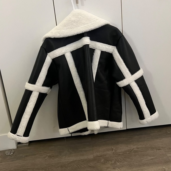 EDIKTED |	ROCKI OVERSIZED FAUX LEATHER SHEARLING JACKET - Picture 3 of 4